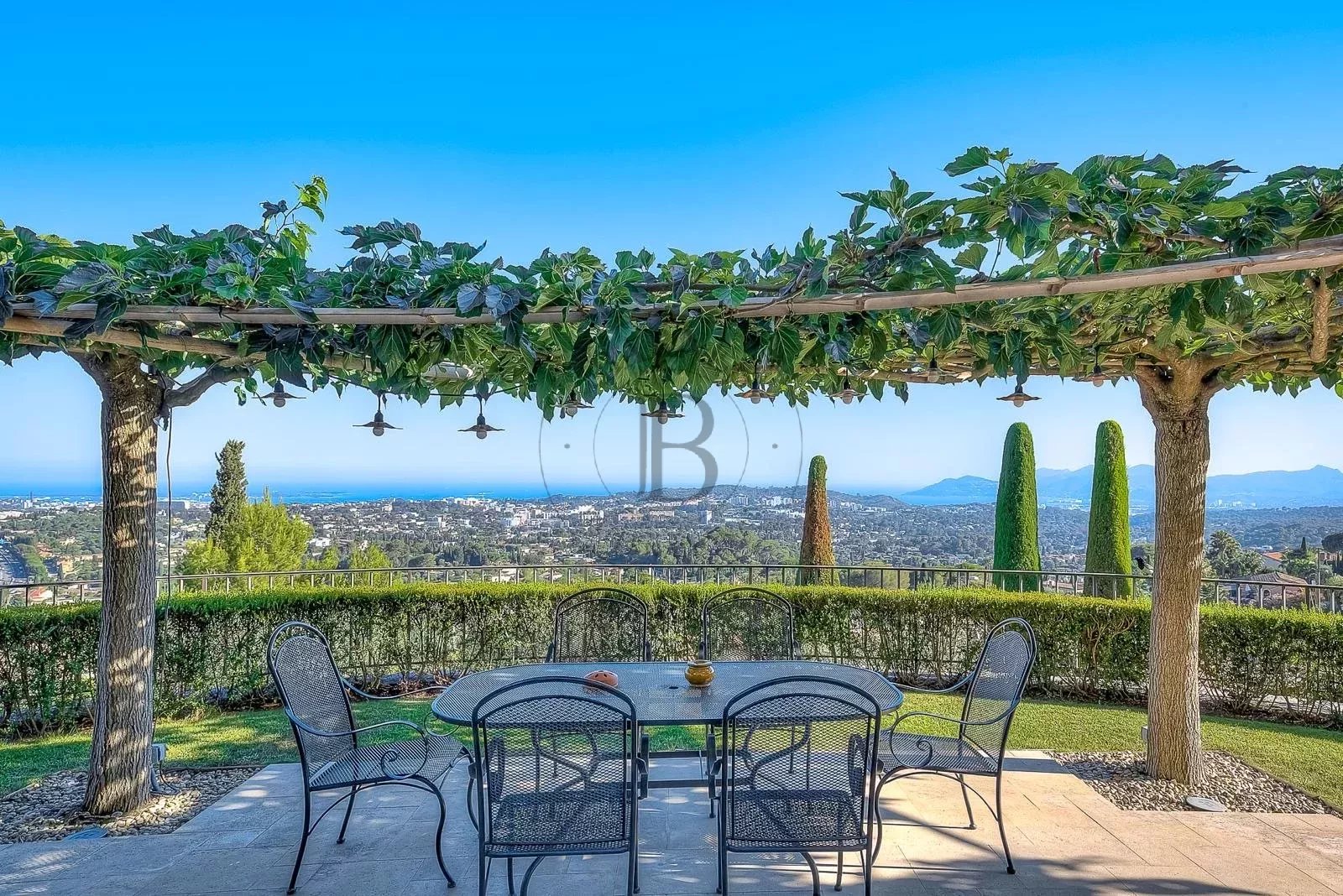 MOUGINS – COURTELINE – PROPRIÉTÉ AVEC VUE MER PANORAMIQUE