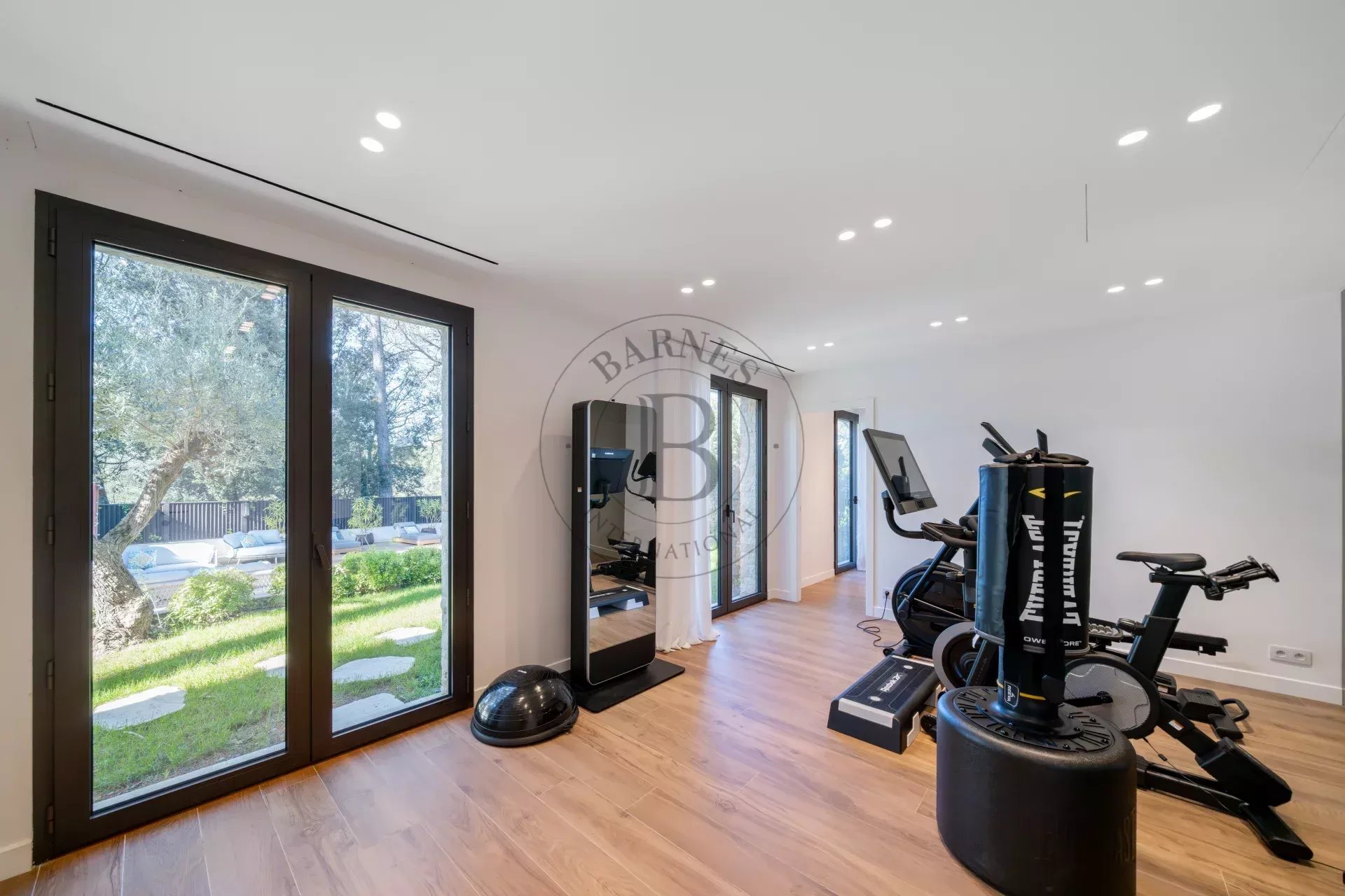 MOUGINS - VILLA MODERNE - VUE DÉGAGÉE