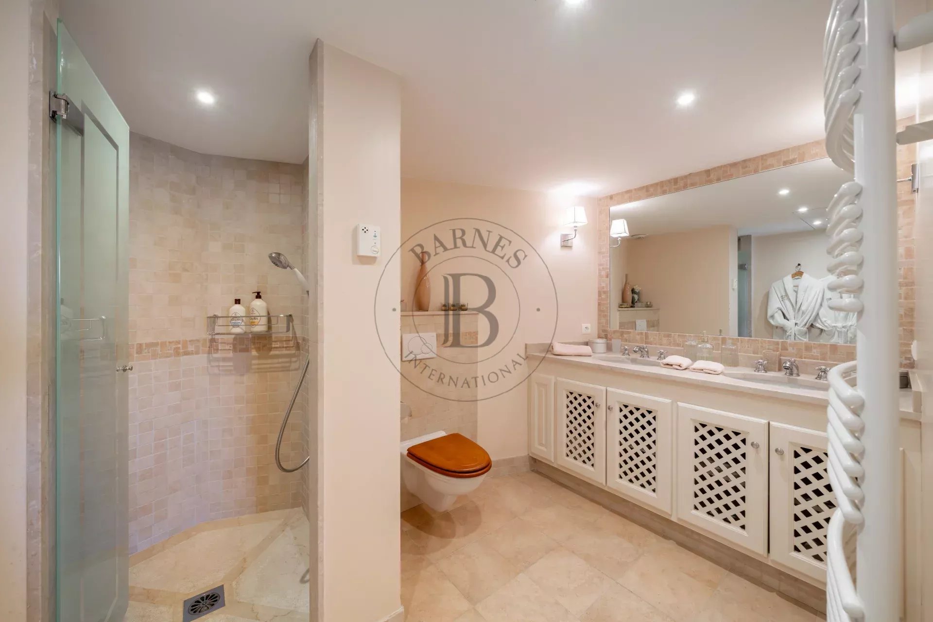 MOUGINS - VILLA PROVENCALE - A PIED DU VILLAGE