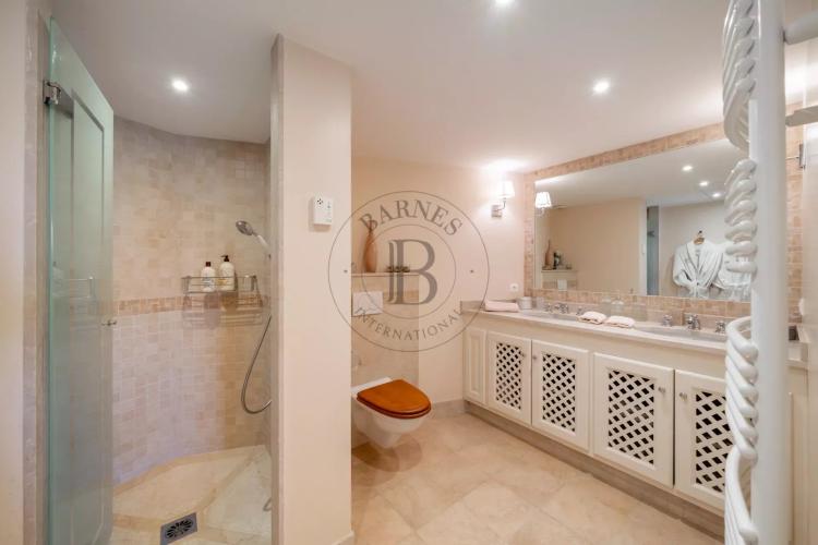 MOUGINS - VILLA PROVENCALE - A PIED DU VILLAGE