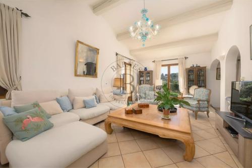MOUGINS – QUARTIER RECHERCHE – A PIED DES COMMERCES