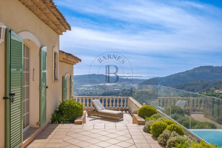 PROCHE MOUGINS - VILLA PROVENÇALE AVEC VUE MER ET COLLINES PANORAMIQUE