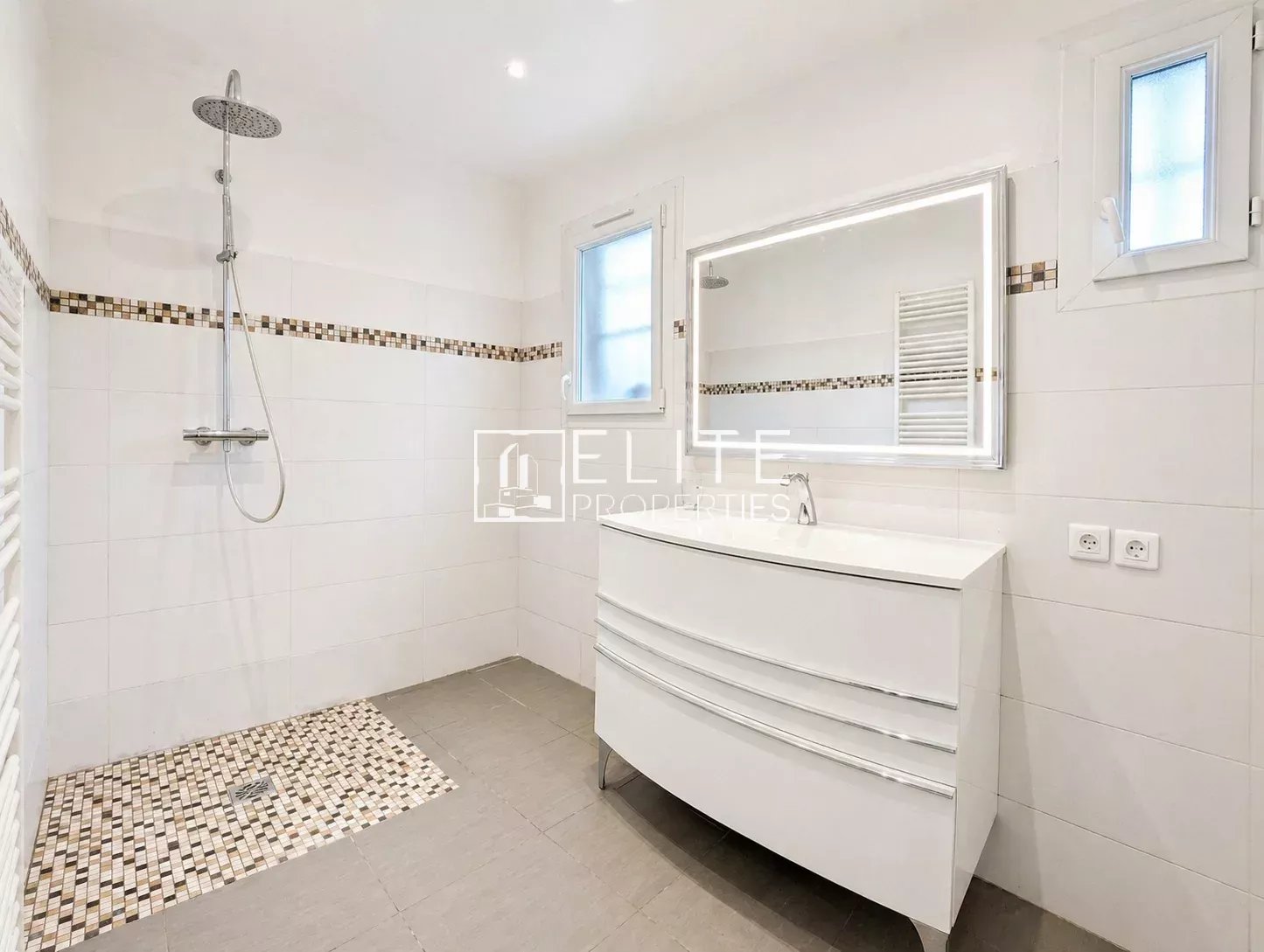 EXCLUSIVITE - LA ROQUETTE SUR SIAGNE , maison de 4 logements sur parcelle de 1990 m²