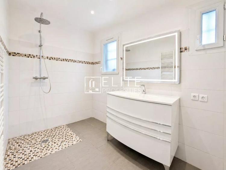 EXCLUSIVITE - LA ROQUETTE SUR SIAGNE , maison de 4 logements sur parcelle de 1990 m²