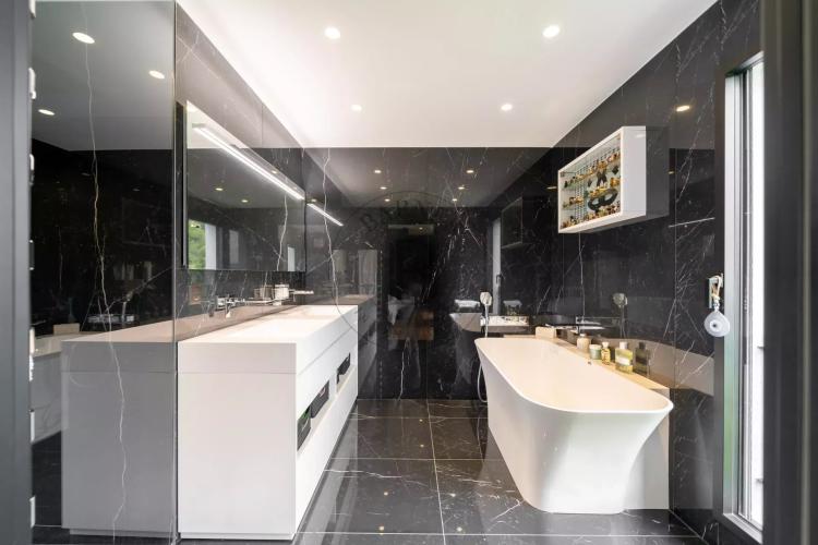 MOUGINS – SUPERBE VILLA MODERNE – DOMAINE FERMÉ