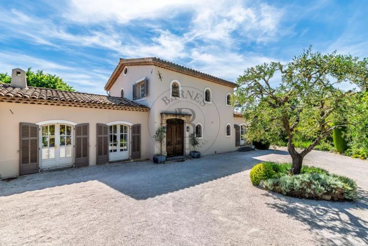 MOUGINS - VILLA DE CHARME - PISCINE - VUE VILLAGE ET APERCU MER