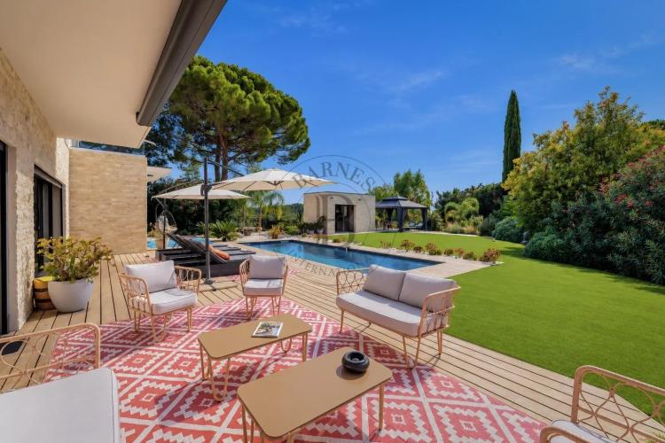 MOUGINS - VILLA CONTEMPORAINE NEUVE - AU CALME