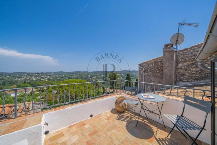 MOUGINS- MAISON DE VILLAGE