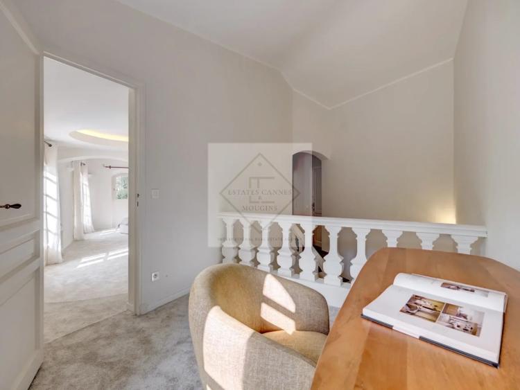 MOUGINS — VILLA D’EXCEPTION À LOUER À L’ANNÉE