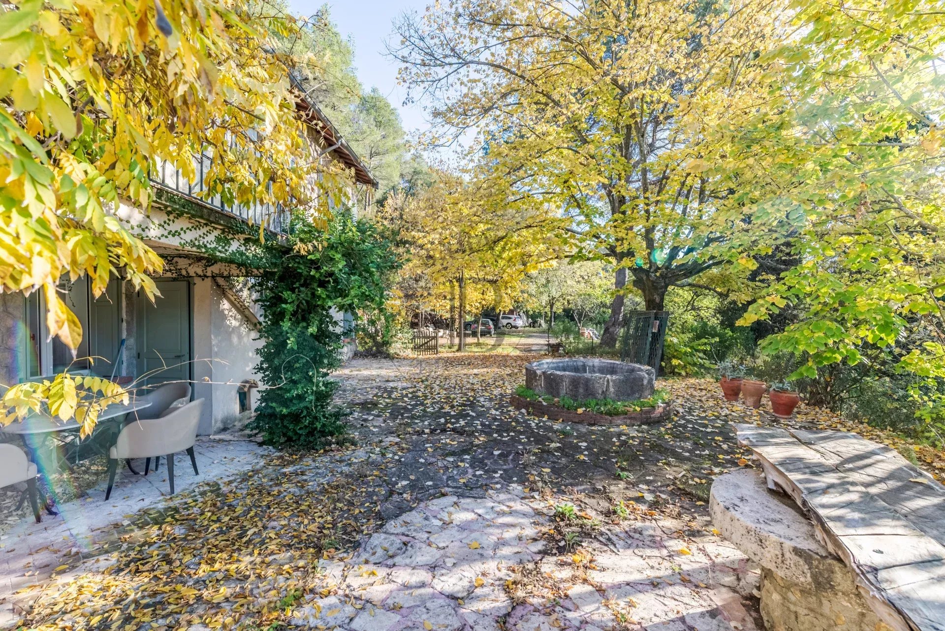 MOUGINS - PROPRIÉTÉ EN PIERRE FIN XIXᵉ – CALME ABSOLU