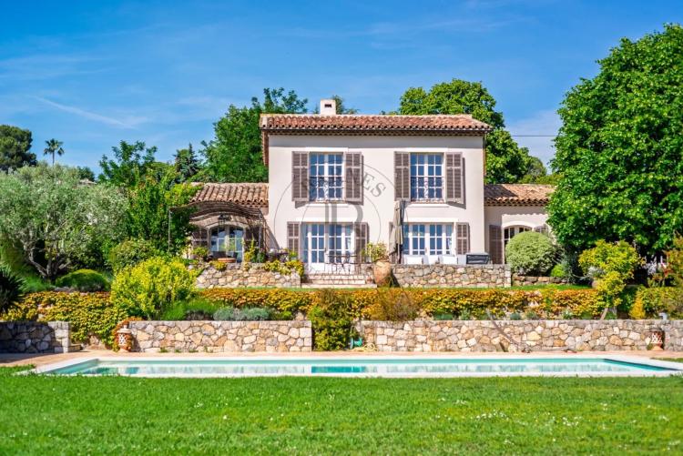 MOUGINS - VILLA DE CHARME - PISCINE - VUE VILLAGE ET APERCU MER