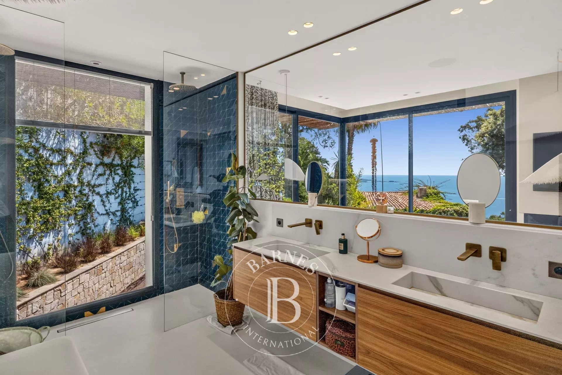 SUPER CANNES - VILLA CONTEMPORAINE AVEC VUE MER PANORAMIQUE