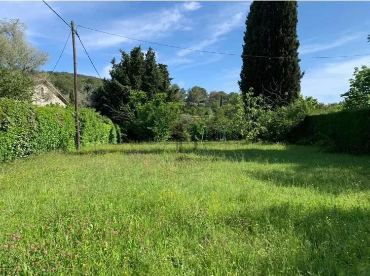MOUGINS - TERRAIN CONSTRUCTIBLE - CALME ET VUE DÉGAGÉE