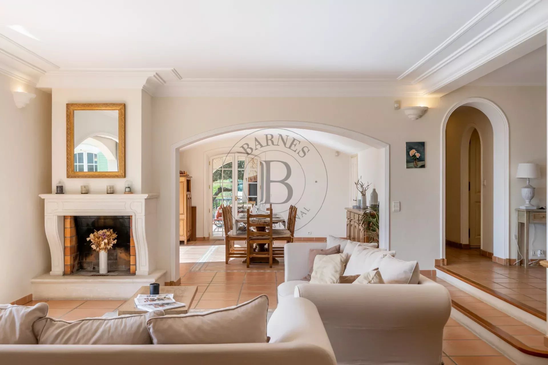 PROCHE MOUGINS - VILLA PROVENÇALE AVEC VUE MER ET COLLINES PANORAMIQUE