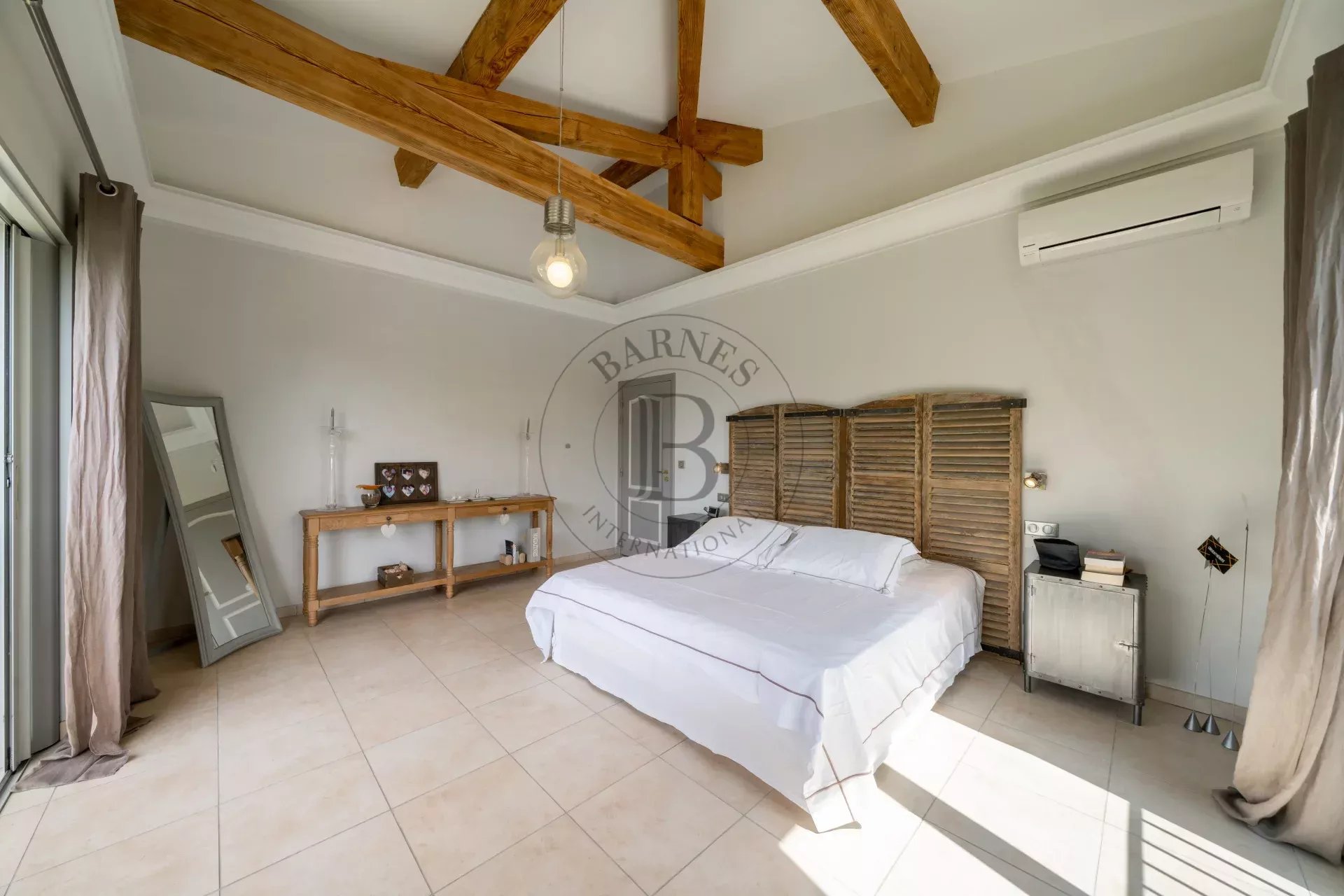 EXCLUSIVITÉ MOUGINS - VILLA NÉO-PROVENÇALE - VUE DÉGAGÉE