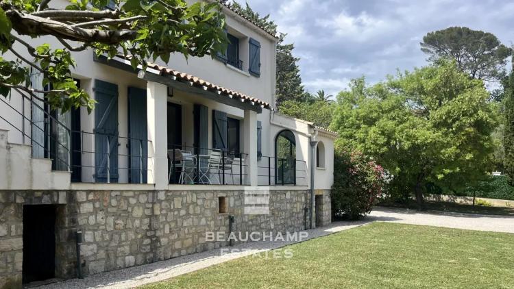 Villa familiale avec dépendance dans un domaine fermé – Tranquillité et espace