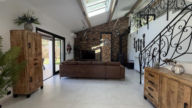 Roquefort-les-Pins – Villa rénovée de 208 m² avec piscine chauffée et jardin