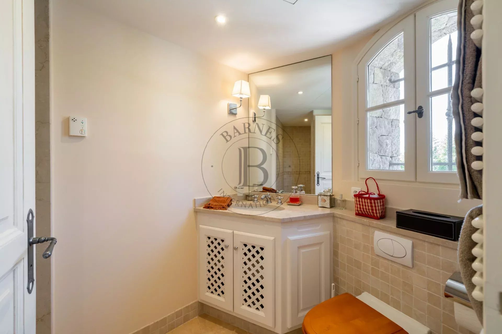 MOUGINS - VILLA PROVENCALE - A PIED DU VILLAGE