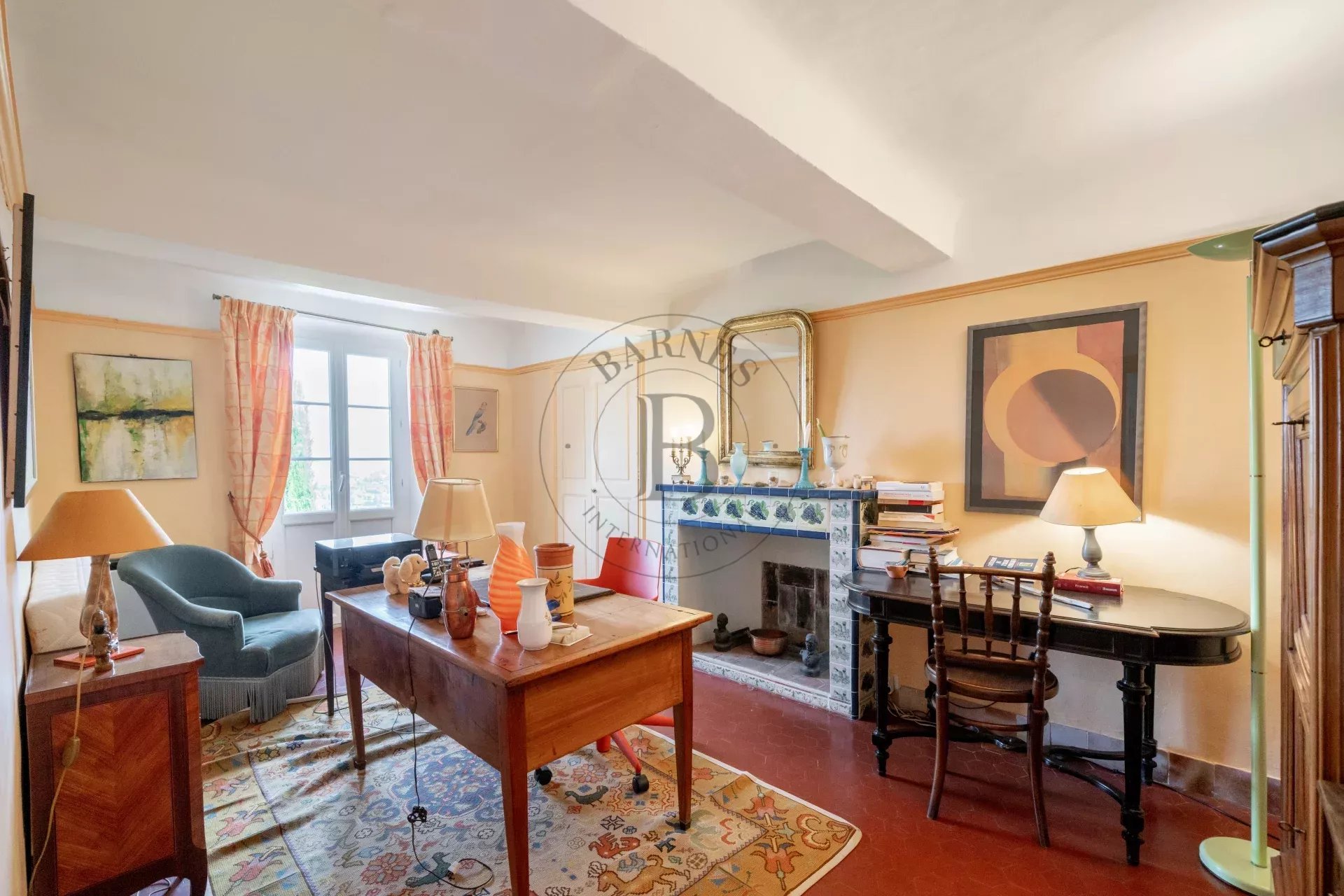 MOUGINS – VILLA EN PIERRE – VUE COLLINES ET MER