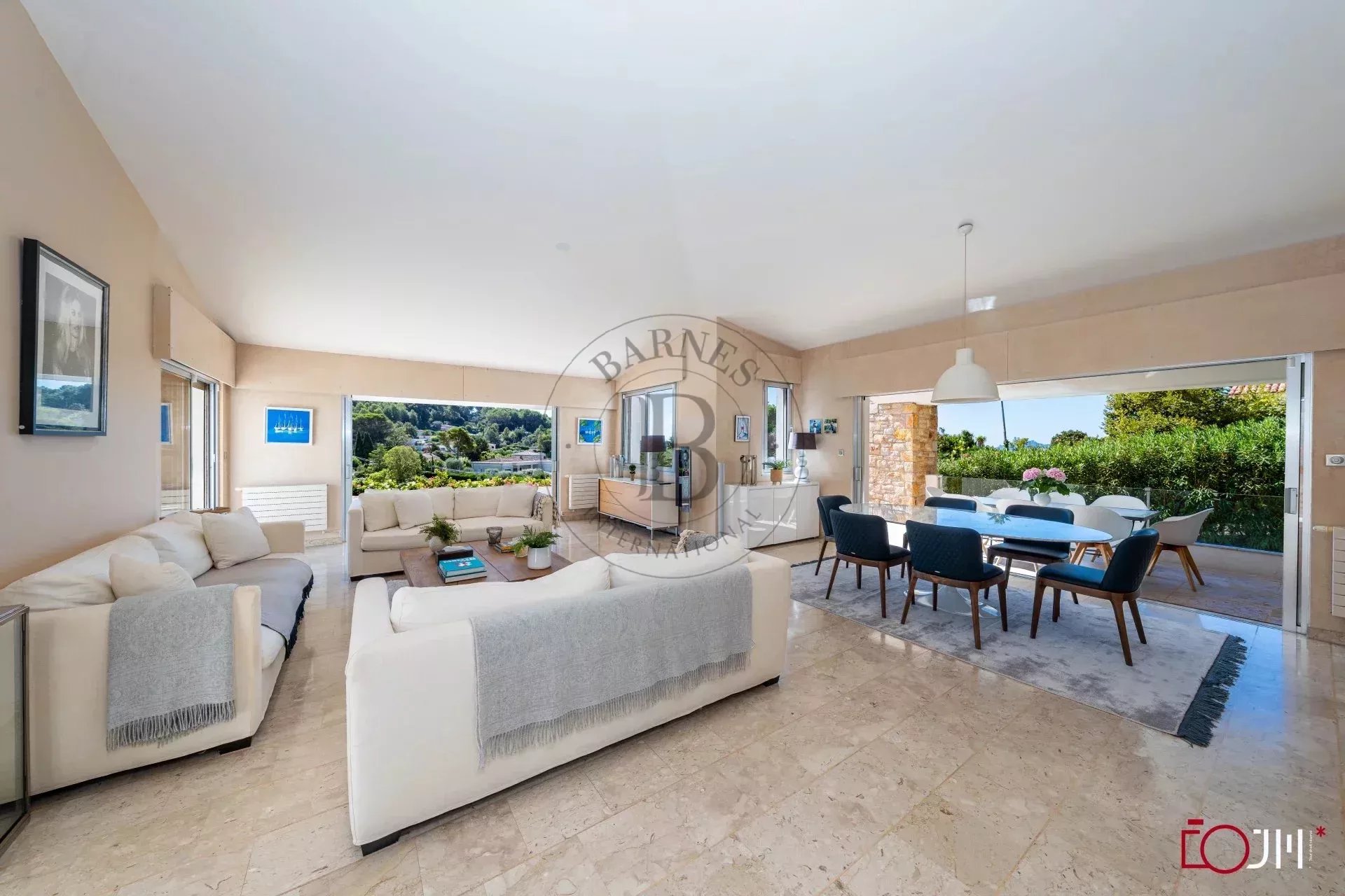 MOUGINS - VILLA DANS DOMAINE PRIVE - PISCINE ET TENNIS