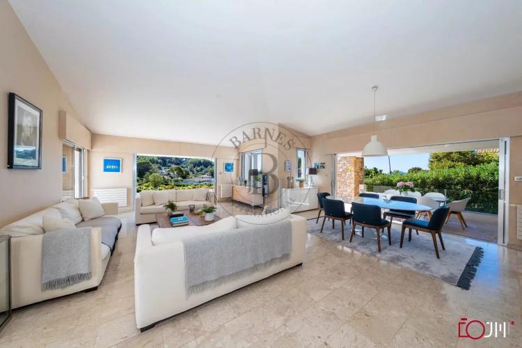 MOUGINS - VILLA DANS DOMAINE PRIVE - PISCINE ET TENNIS