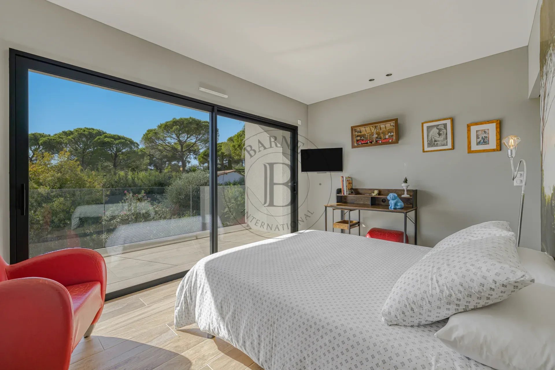 MOUGINS - VILLA CONTEMPORAINE NEUVE - AU CALME