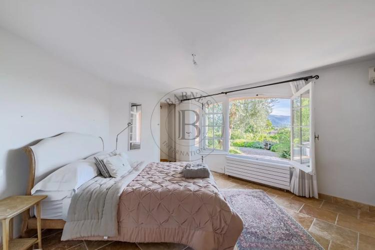 PROCHE MOUGINS –VILLA D’ARCHITECTE COUËLLE – DOMAINE DE CASTELLARAS LE VIEUX