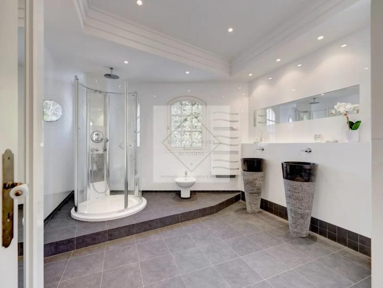 MOUGINS — VILLA D’EXCEPTION À LOUER À L’ANNÉE