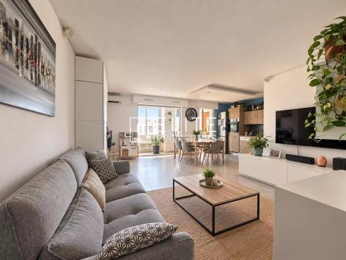 EXCLUSIVITE - LE CANNET – APPARTEMENT LUMINEUX, TRAVERSANT ET AU CALME