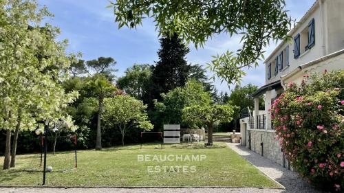 Villa familiale avec dépendance dans un domaine fermé – Tranquillité et espace