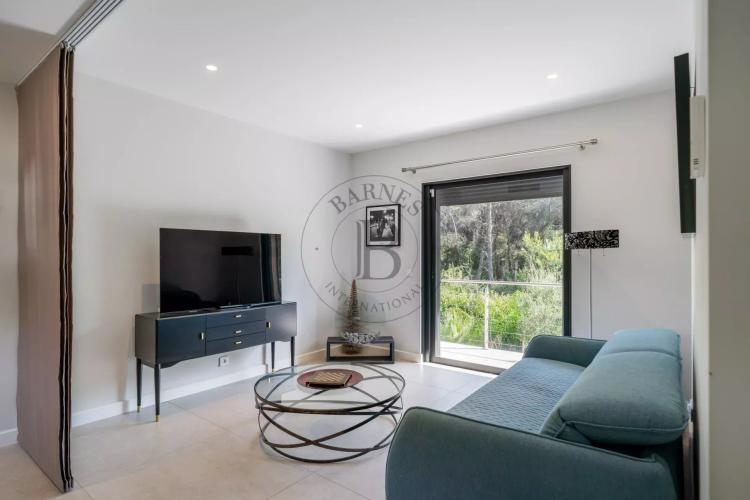 MOUGINS - VILLA CONTEMPORAINE - VUE FORÊT