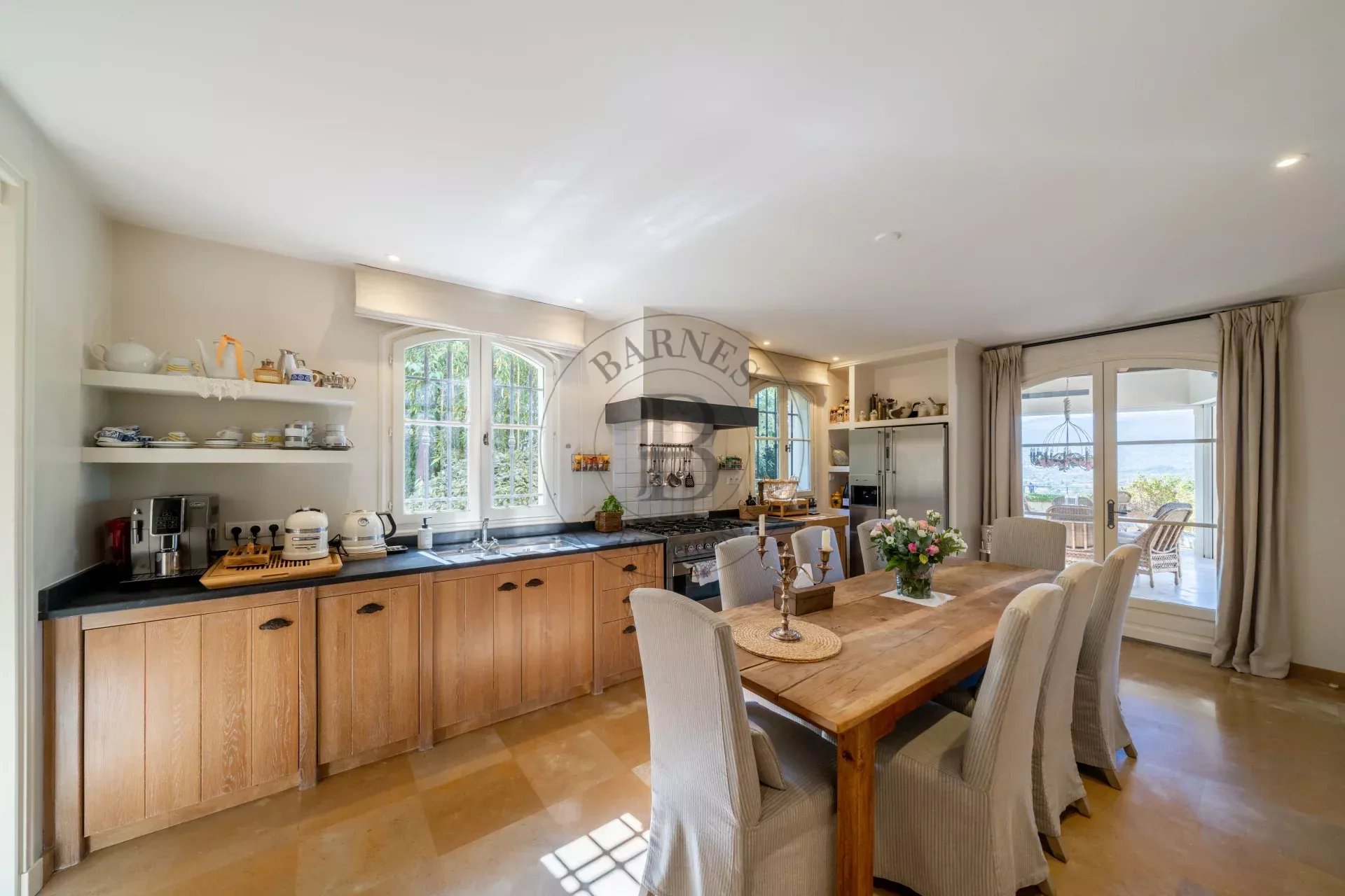 MOUGINS - VILLA PROVENCALE - A PIED DU VILLAGE