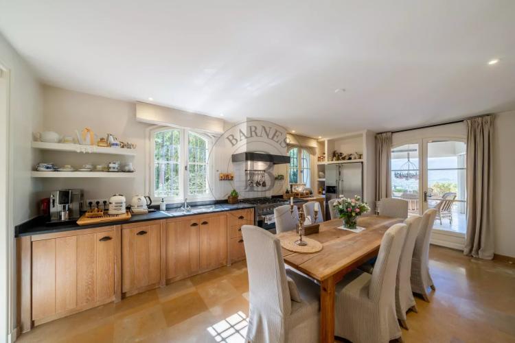 MOUGINS - VILLA PROVENCALE - A PIED DU VILLAGE