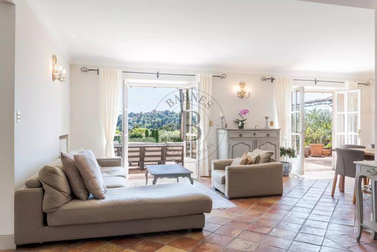 MOUGINS - VILLA DE CHARME - PISCINE - VUE VILLAGE ET APERCU MER