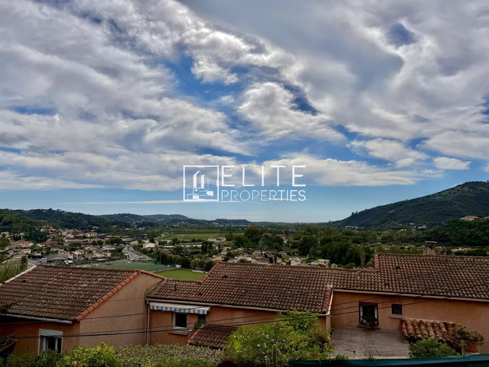 PÉGOMAS – MAISON JUMELÉE – VUE COLLINES & APERÇU MER
