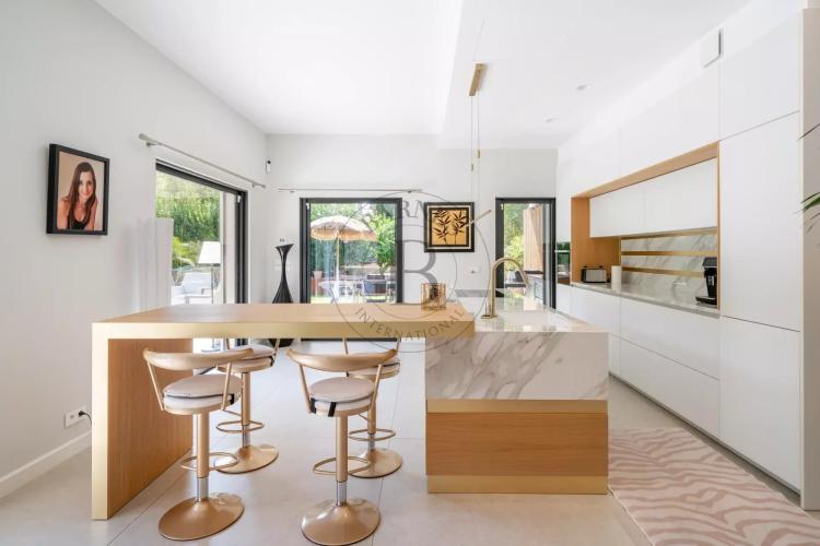 MOUGINS - VILLA CONTEMPORAINE - VUE FORÊT