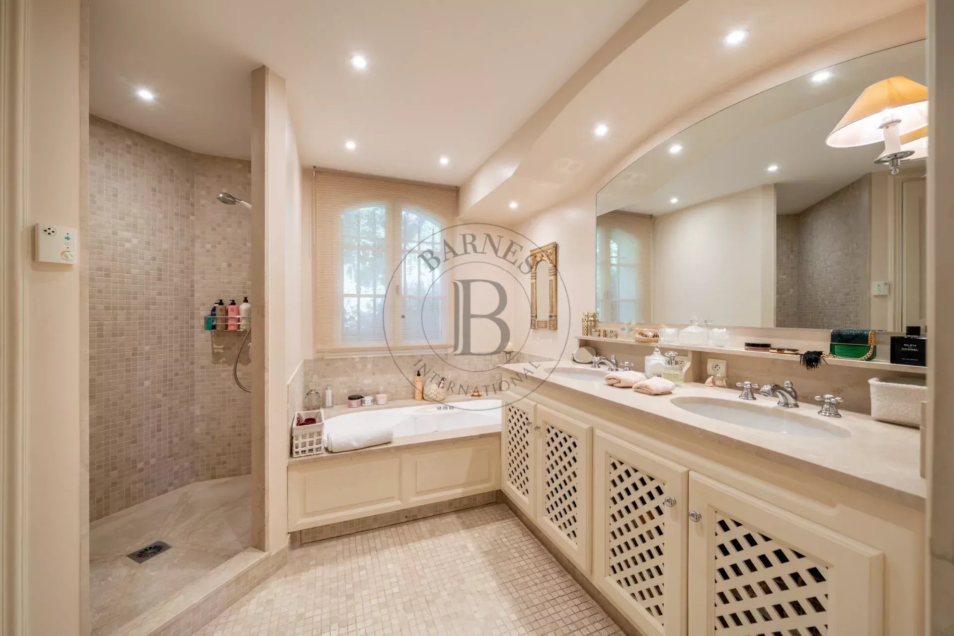 MOUGINS - VILLA PROVENCALE - A PIED DU VILLAGE