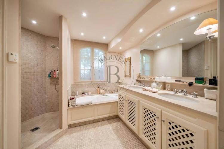 MOUGINS - VILLA PROVENCALE - A PIED DU VILLAGE