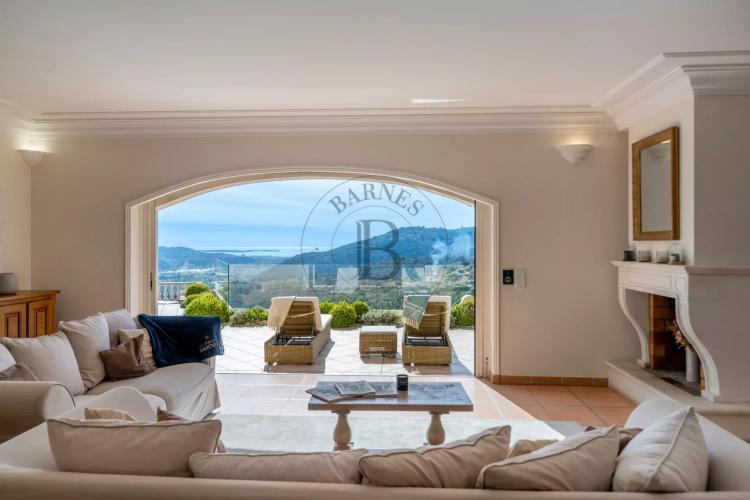 PROCHE MOUGINS - VILLA PROVENÇALE AVEC VUE MER ET COLLINES PANORAMIQUE