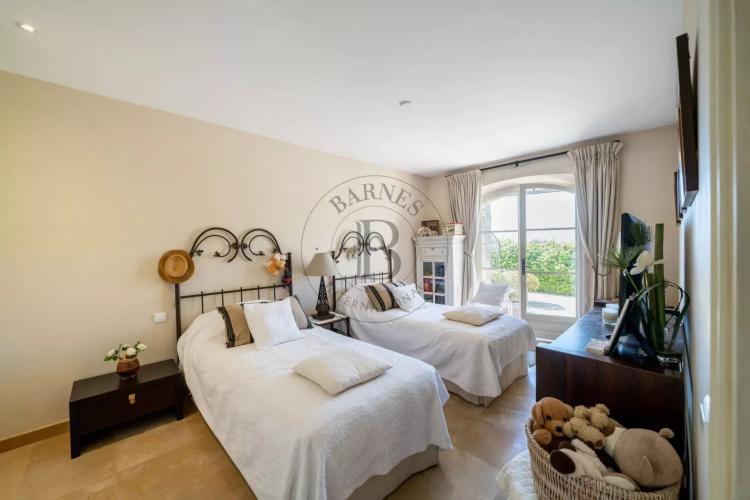 MOUGINS - VILLA PROVENCALE - A PIED DU VILLAGE