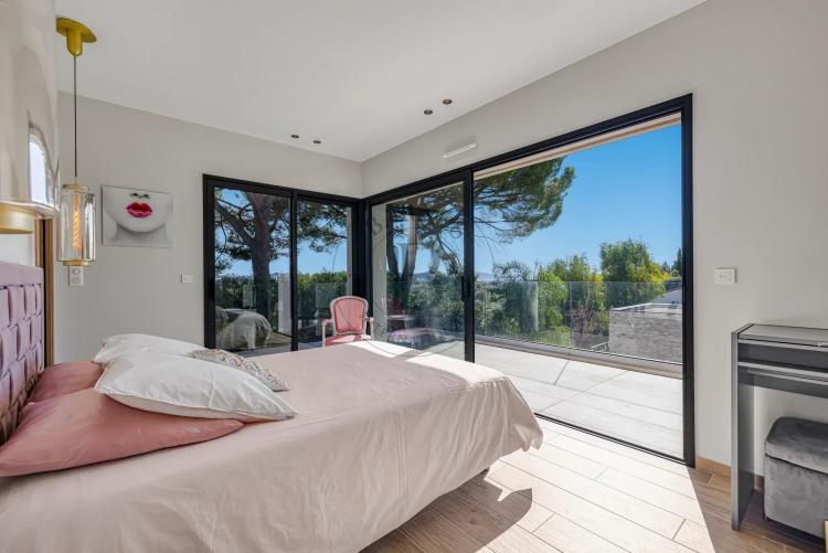MOUGINS - VILLA CONTEMPORAINE NEUVE - AU CALME