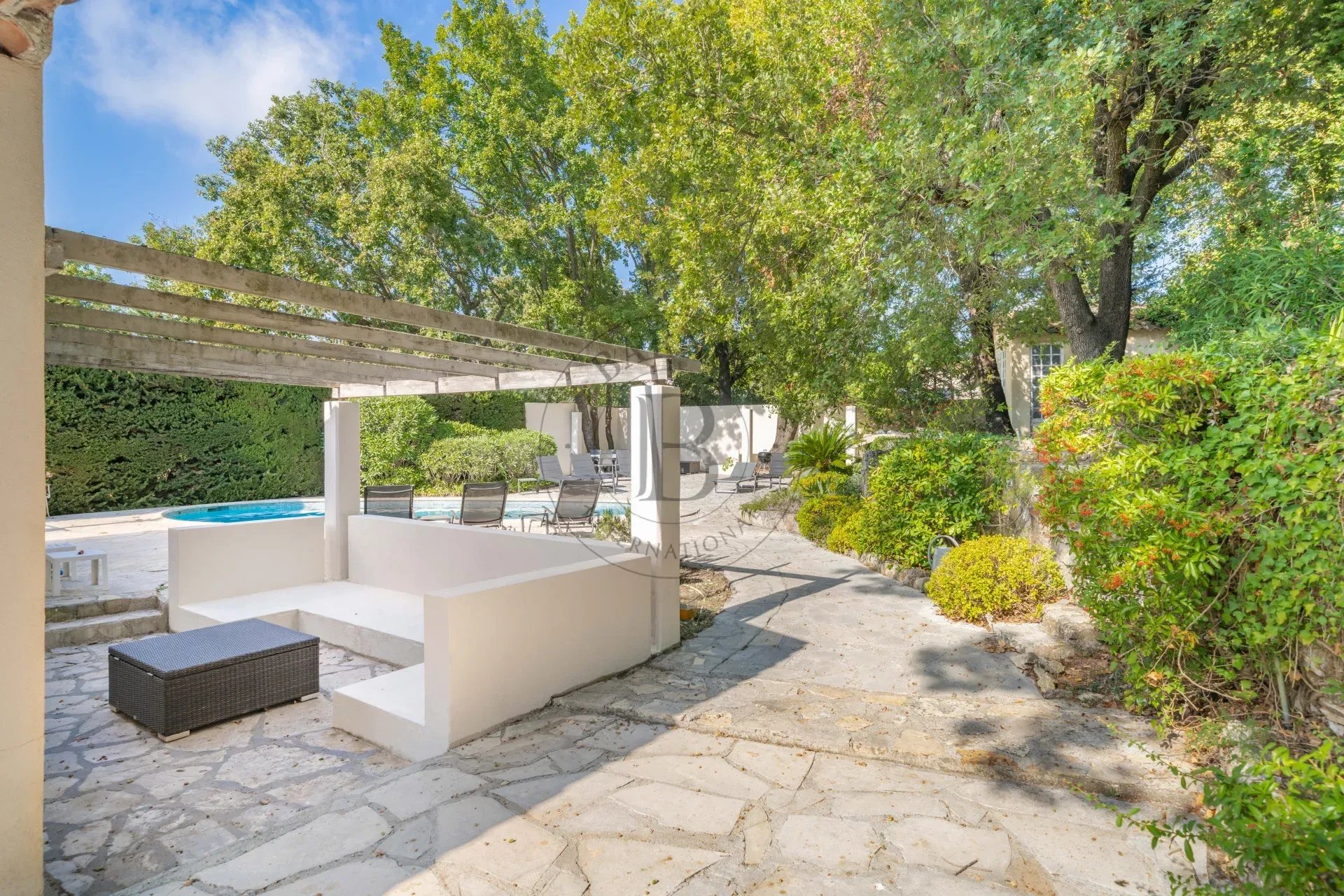 MOUGINS - VILLA - 5 CHAMBRES EN SUITE - DOMAINE SECURISE
