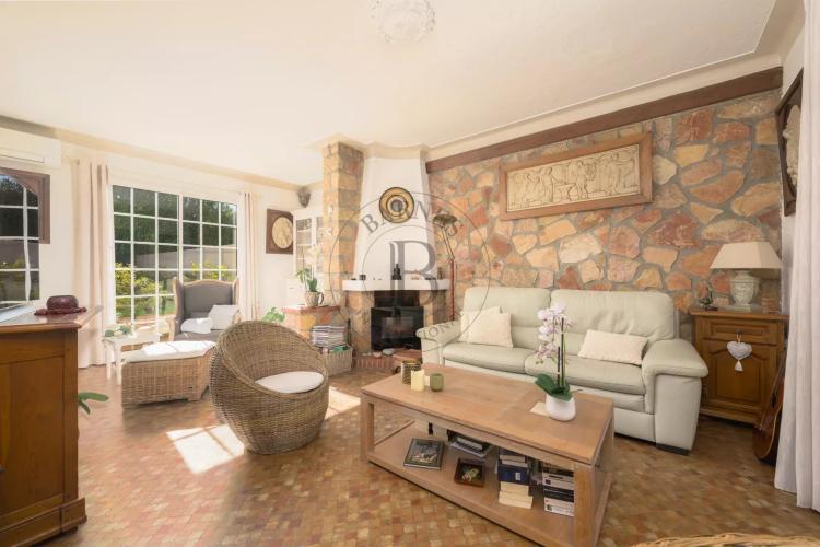 MOUGINS - VILLA FAMILIALE - PROCHE DU GOLF ET DE L'ETANG