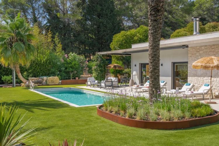 MOUGINS - VILLA CONTEMPORAINE - VUE FORÊT