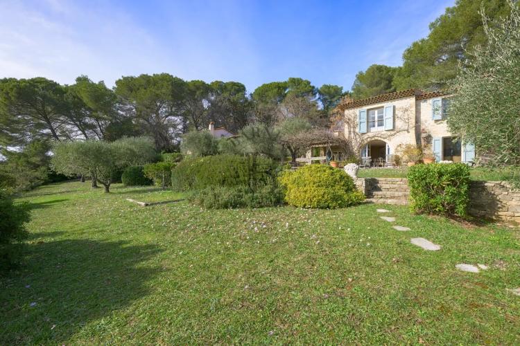 MOUGINS - DOMAINE AVEC BASTIDES PROVENÇALES - VUE VILLAGE ET MER