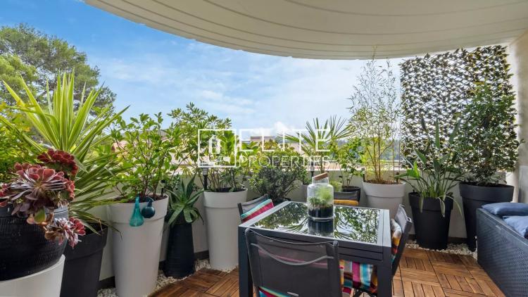 Appartement 3 pièces rénové avec terrasse — Dernier étage