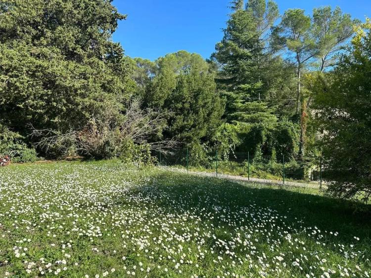 MOUGINS - TERRAIN CONSTRUCTIBLE - CALME ET VUE DÉGAGÉE