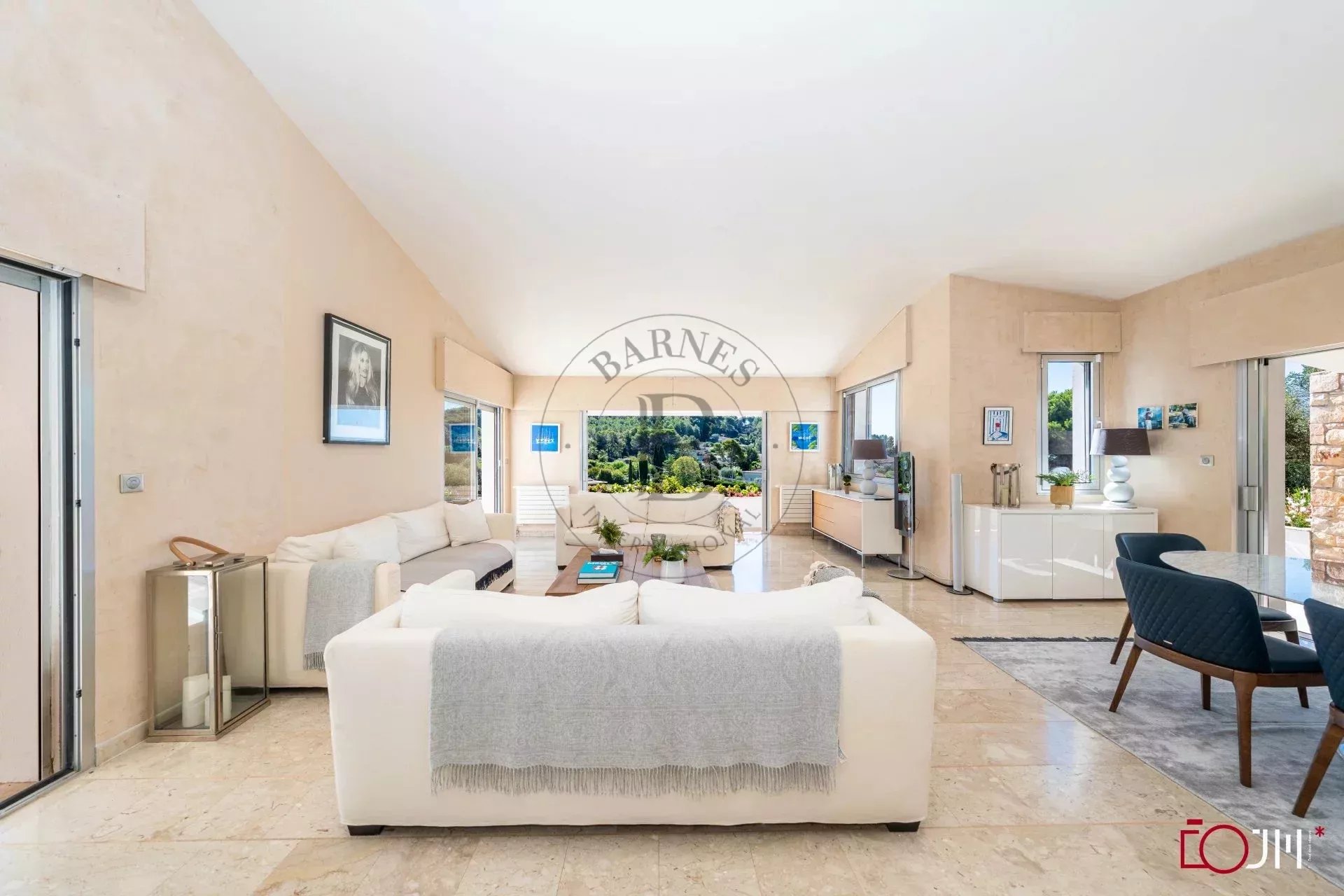 MOUGINS - VILLA DANS DOMAINE PRIVE - PISCINE ET TENNIS