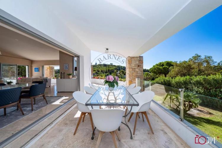MOUGINS - VILLA DANS DOMAINE PRIVE - PISCINE ET TENNIS