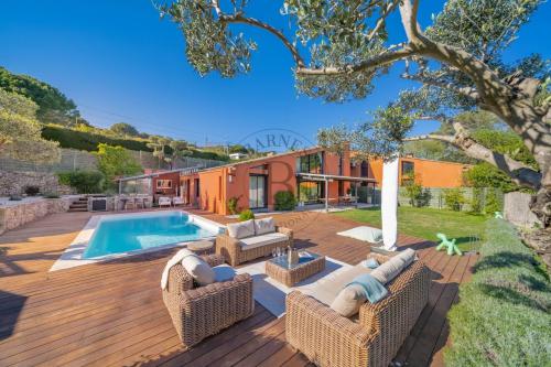 MOUGINS - VILLA ATYPIQUE - VUE MER